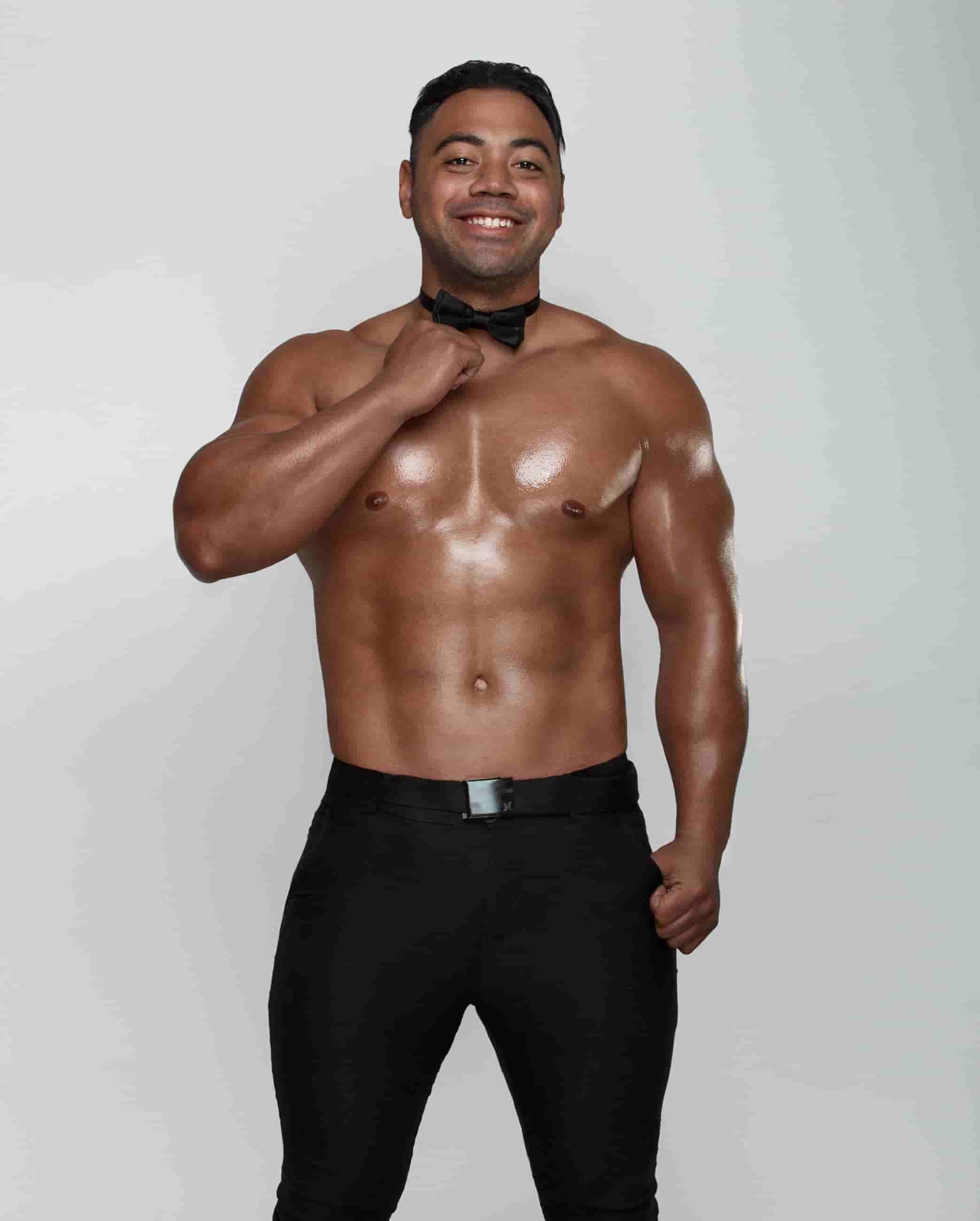 antoine-magic-men-topless-waiter-black-bow-tie-min